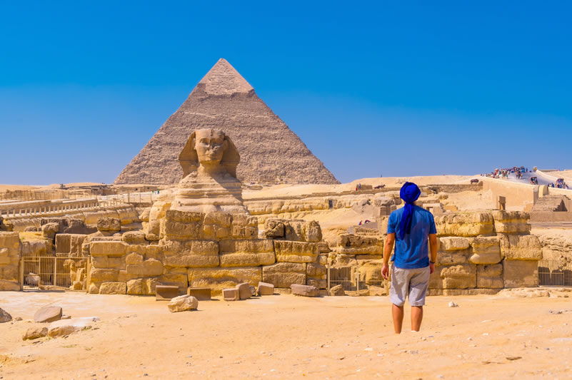 joven-caminando-hacia-la-gran-esfinge-de-giza-un
