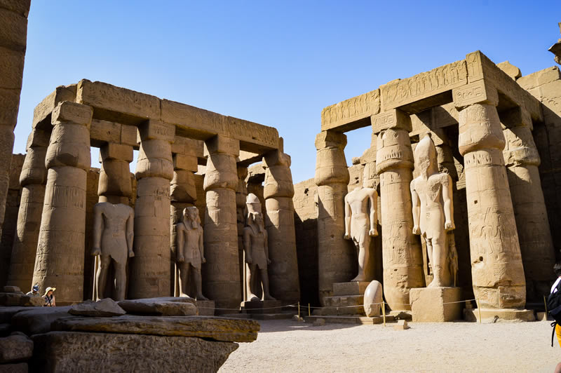 primer-plano-del-templo-de-luxor-en-egipto