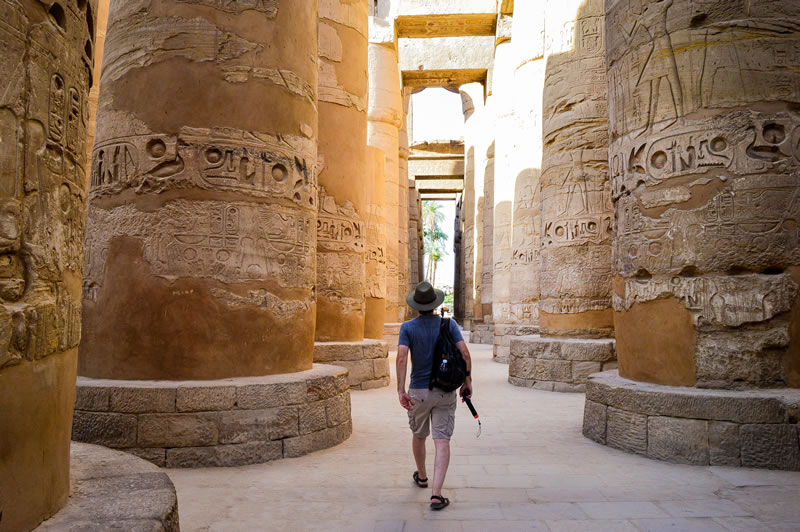 un-joven-caminando-en-un-templo-egipcio
